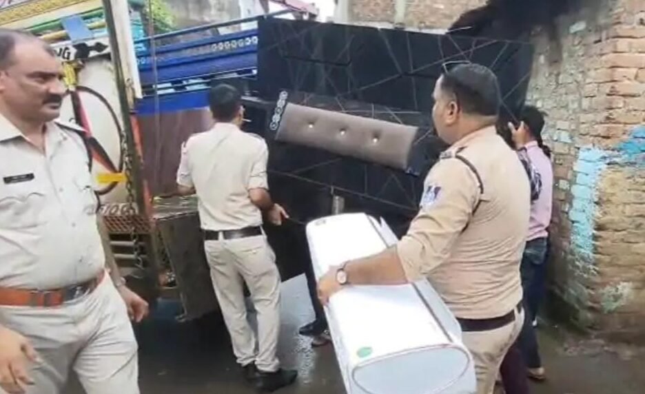 ब्लैकमेलिंग कांड: नगरपालिका कर्मचारी के बेटे के घर से AC-बेड-कार-बुलेट जब्त, गेट तक उखाड़ा