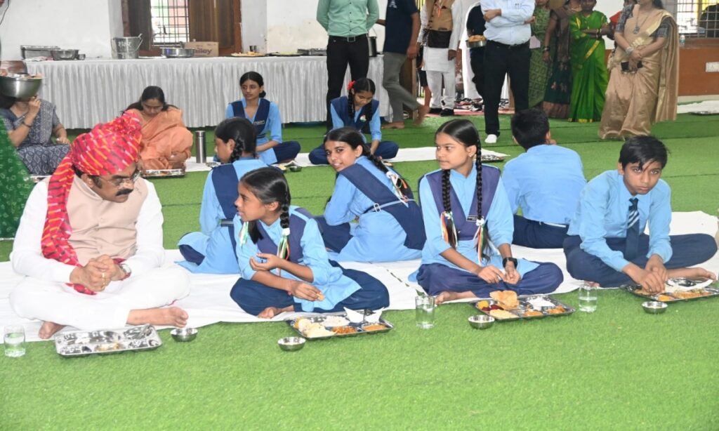 मंत्री सिंह ने स्कूल में बच्चों के साथ किया मध्यान्ह भोजन