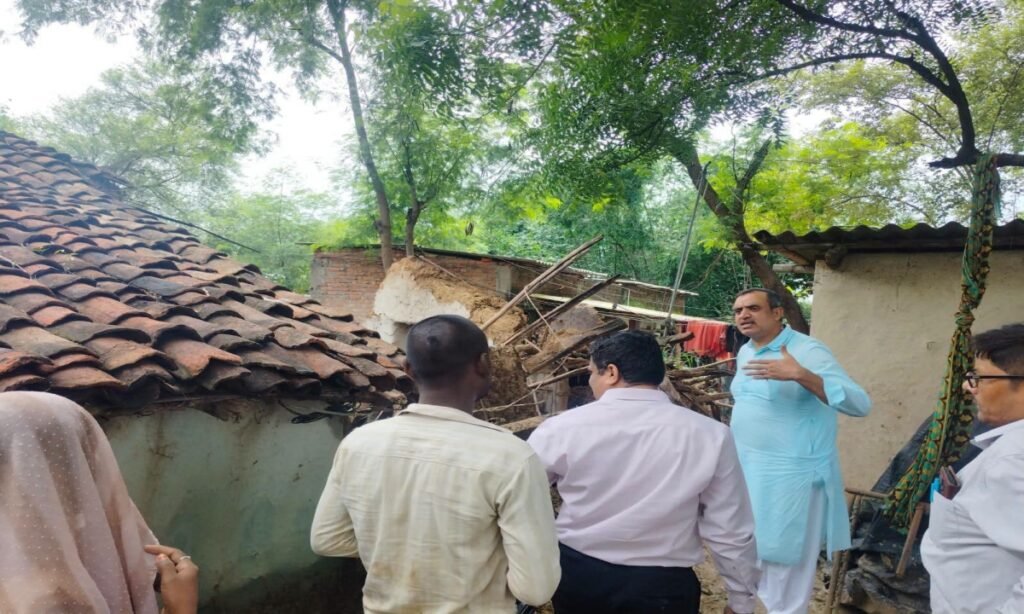 अतिवृष्टि प्रभावित ग्राम भितरी और पहाड़ी पहुंचे कलेक्टर, नुकसान का लिया जायजा
