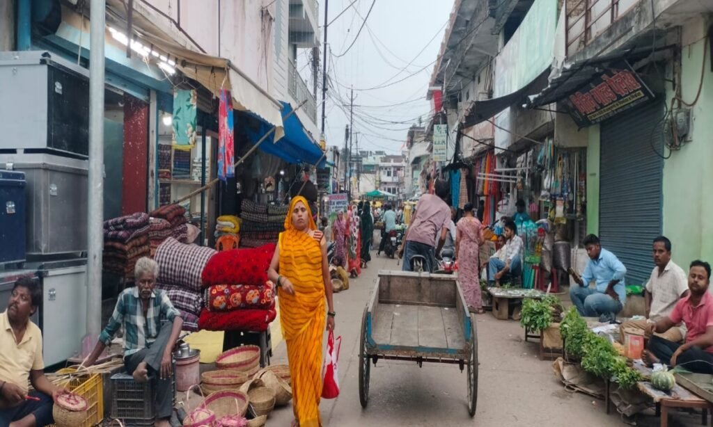 अतिक्रमण: दुकान से ज्यादा, दुकान के बाहर रहता है सामान