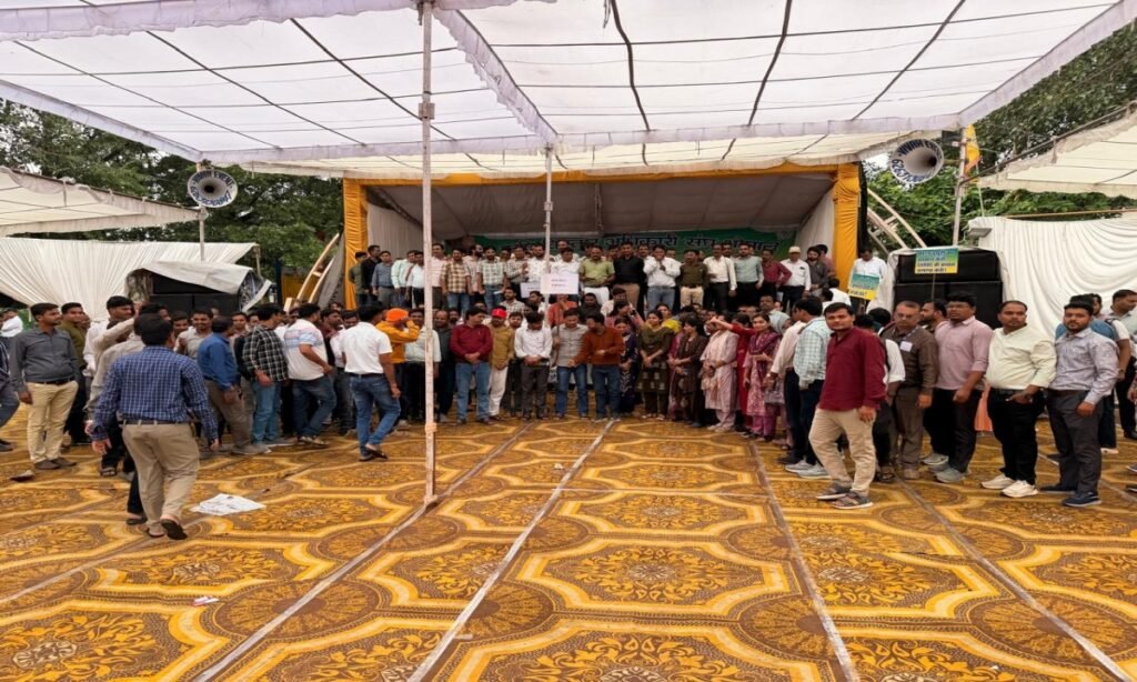 कृषि विस्तार अधिकारियों का आंदोलन जारी, भोपाल के अंबेडकर पार्क में धरना-प्रदर्शन