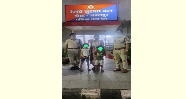 स्टेशन पर अकेले मिले भाई-बहन, मां से मिलाया