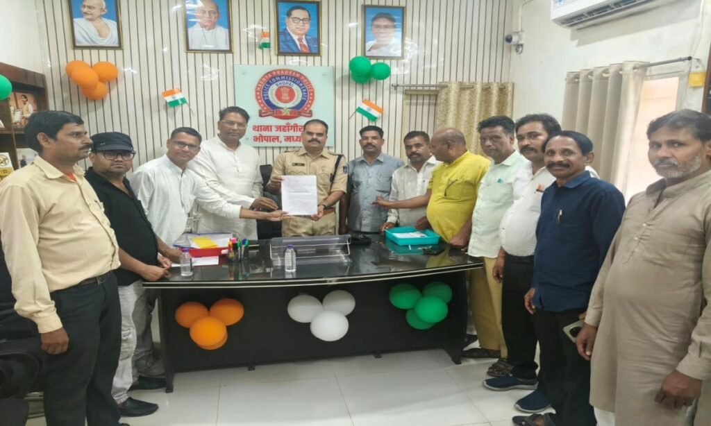पुलिस थाने में कथित दुर्व्यवहार पर कार्रवाई की मांग