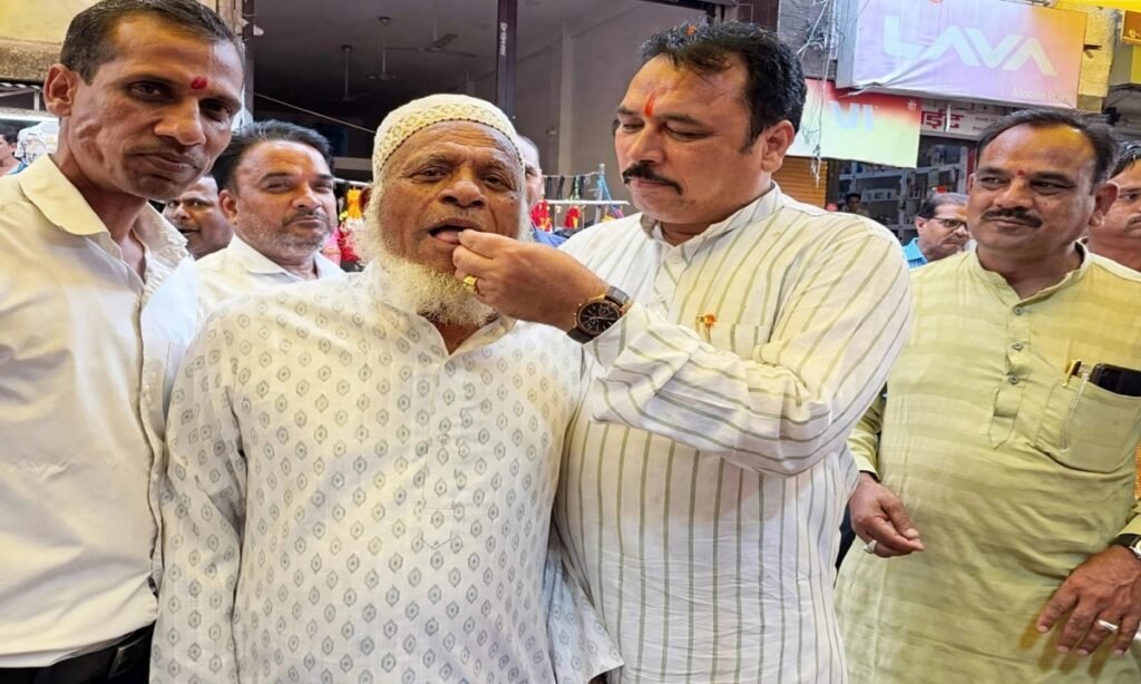 बागली विधायक मुरली भंवरा ने रक्षाबंधन पर्व पर बोहरा समाज के वरिष्टों को खिलाई मिठाई