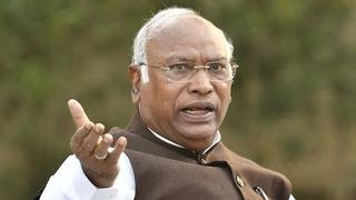 अपनी नाकामियां छिपाने के लिए विपक्ष को विशेषण देते हैं मोदी : खरगे