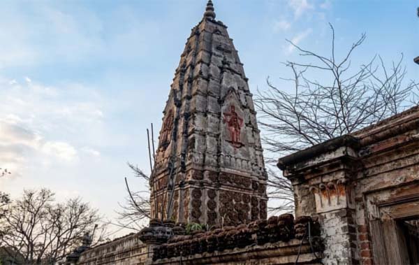125 साल पुराने हिंदू मंदिर को तोड़ मदरसे बनाने का आरोप; पाकिस्तान बोला- बारिश से गिरा