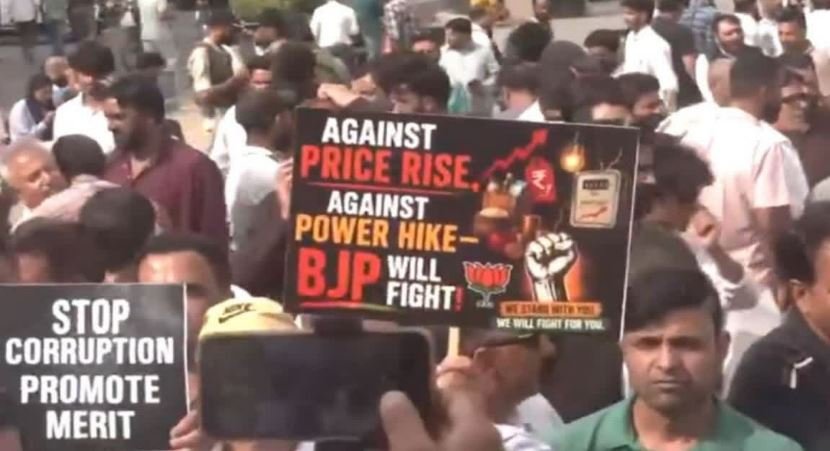 जम्मू-कश्मीर में बेरोजगारी, महंगाई और बिजली दरों में बढ़ोतरी के मुद्दों को लेकर बीजेपी ने उमर अब्दुल्ला सरकार के खिलाफ लाल चौक पर जोरदार विरोध-प्रदर्शन किया