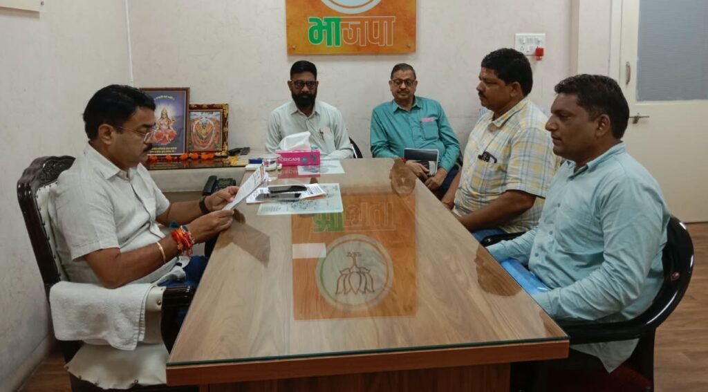 भाजपा प्रदेश कार्यालय में मंत्री नरेंद्र पटेल ने सुनीं कार्यकर्ताओं की समस्याएं