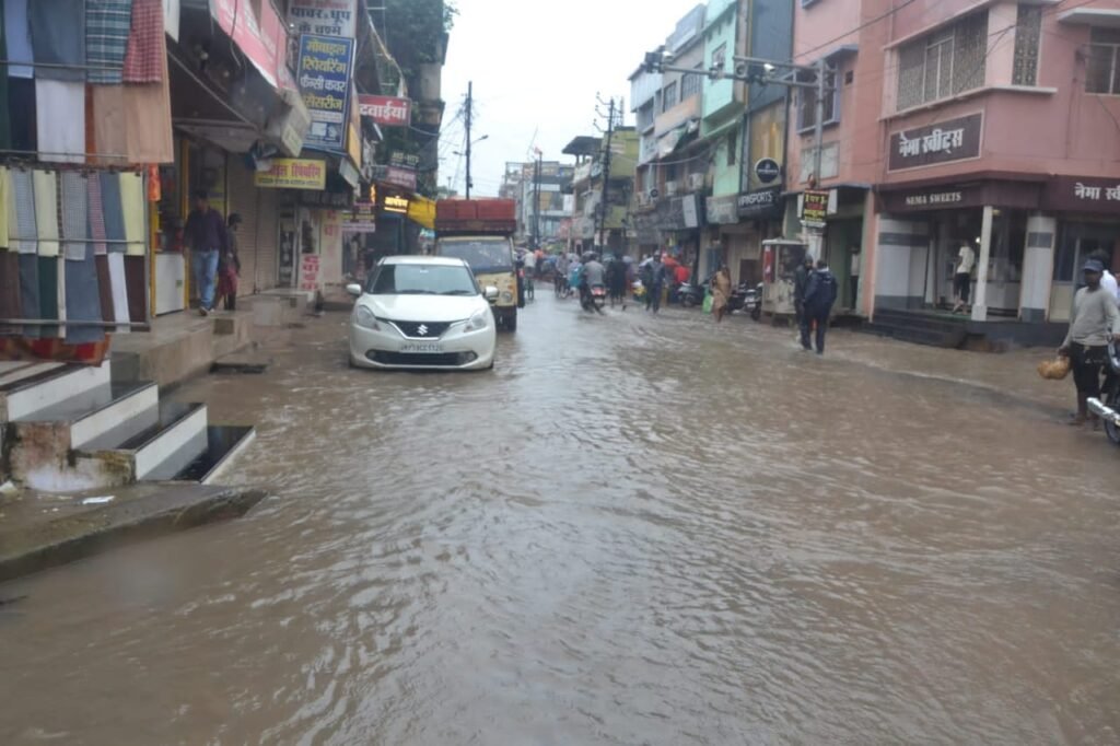 लगातार हो रही वर्षा ने शहर में बढ़ाई खण्ड प्रलय की आशंका