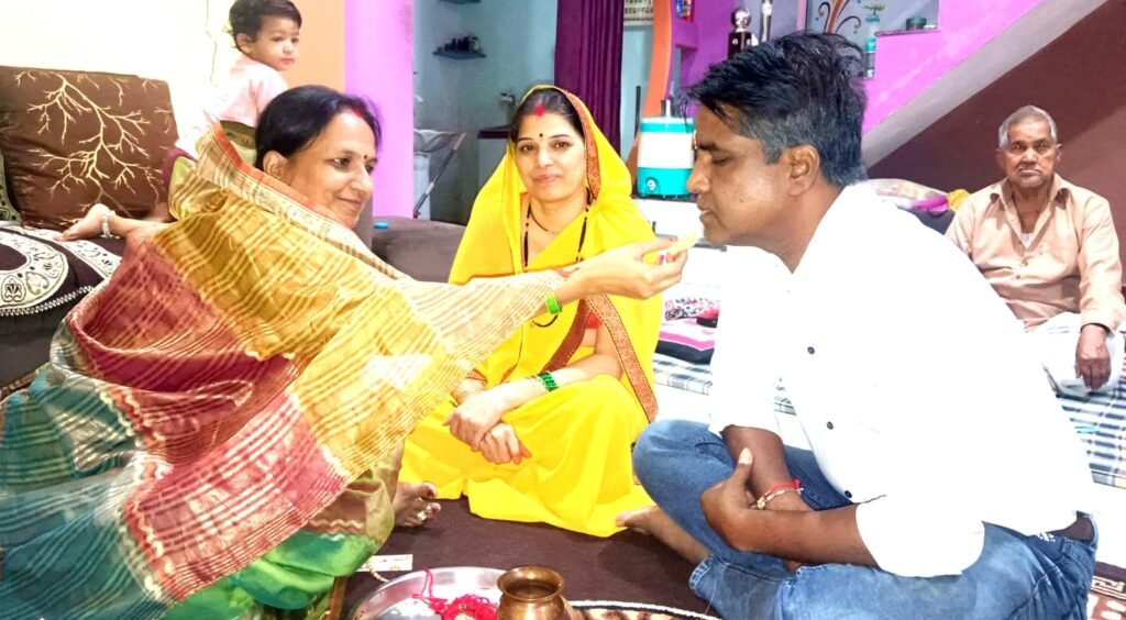 जन्माष्टमी पर भी कुछ परिवारों में बहनों ने भाइयों को राखी बांधी 