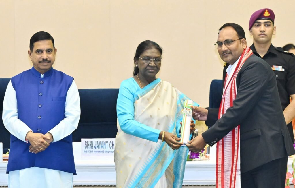 राष्ट्रपति द्रौपदी मुर्मु ने सीधी के शिक्षक शैलेन्द्र प्रताप सिंह बालेंदु को प्रदान किया राष्ट्रीय शिक्षक पुरस्कार