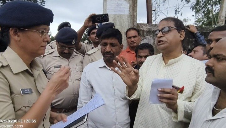 व्यापारियों के विरोध पर मड़वास थाना प्रभारी अतर सिंह लाइन हाजिर