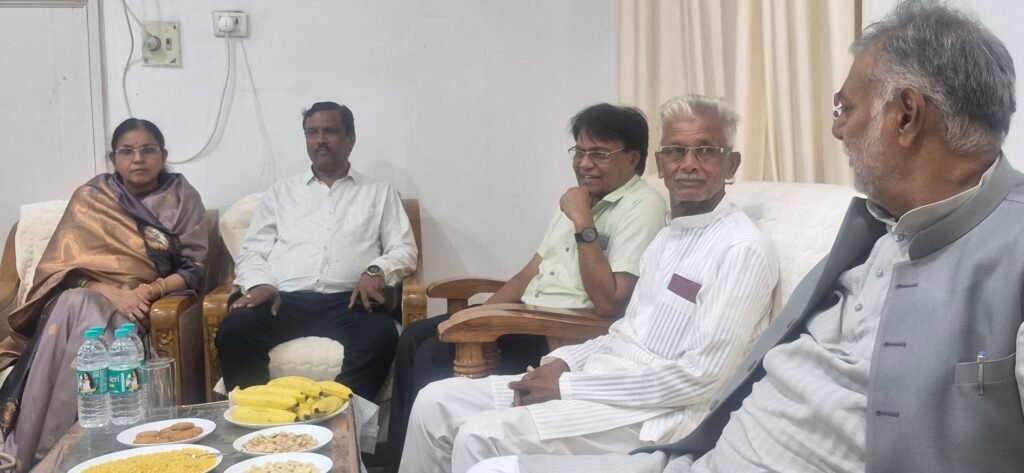 मंत्री प्रहलाद सिंह पटेल पहुंचे सर्किट हाउस, अधिकारियों और कार्यकर्ताओं ने किया स्वागत