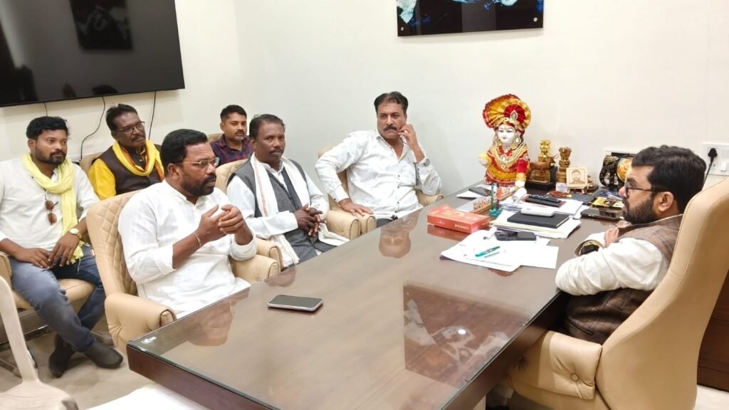 सामुदायिक भवन बनाने सांसद साहू ने 25 लाख रुपये देने का दिया आश्वासन 