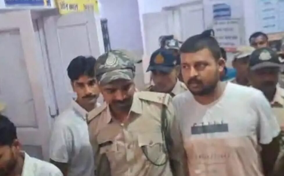 तेन्दुए की खाल के साथ दो आरोपी गिरफ्तार, शिकार में प्रयुक्त औजार भी बरामद