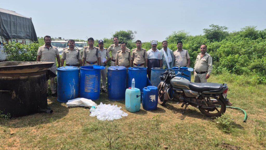 94 लीटर कच्ची शराब जब्त, शराब बनाने के उपकरण और वाहन भी किया जब्त