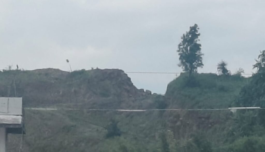 नर्मदा की रेत पर नावों का पहरा, पहाड़ियों में मुरम की खुदाई