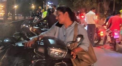 मोबाइल पर बात करते पकड़ाए, बहाने बनाए, ट्रैफिक पुलिस ने नहीं छोड़ा