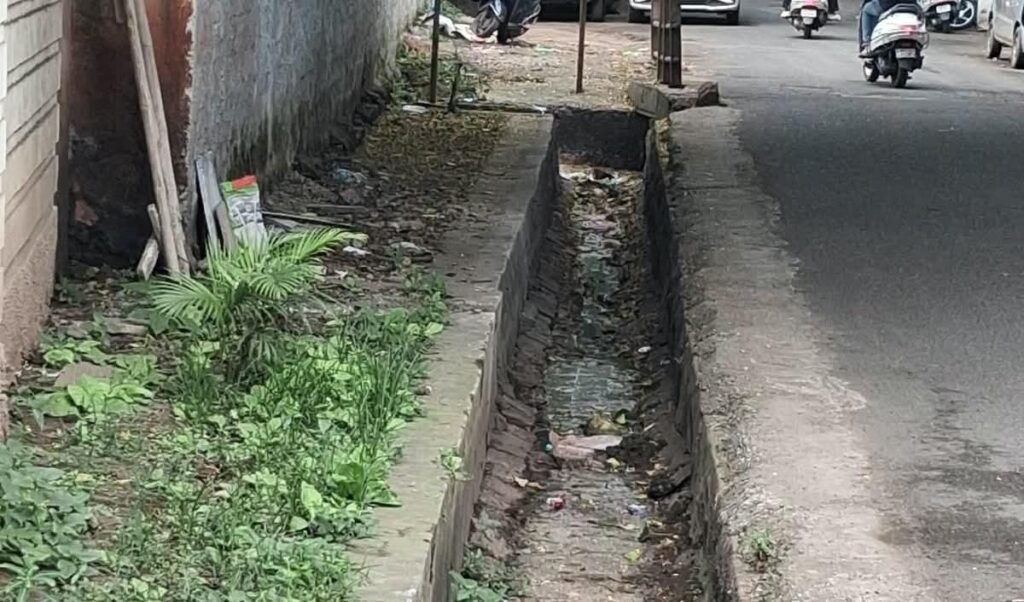 हादसे को न्योता दे रहे प्लाउडन रोड पर खुली नाली व जानलेवा गड्ढे