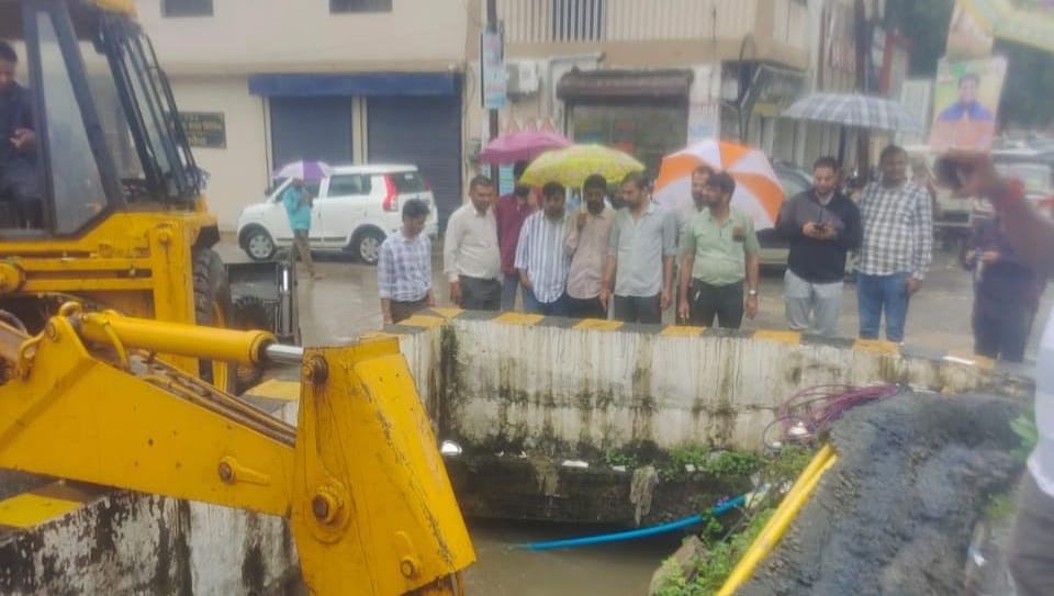 अतिवृष्टि के चलते दिनभर मैदान में डटा नगर निगम अमला