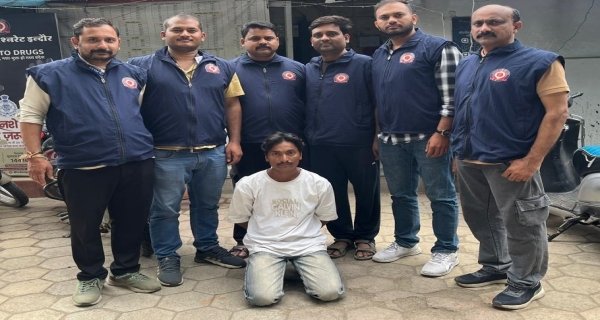 ई-रिक्शा चालक की जेब में मिली 1.80 लाख की ब्राउन शुगर