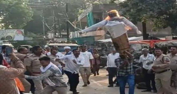 युवक कांग्रेस ने भाजपा कार्यालय के बाहर किया प्रदर्शन, पुलिस ने चलाई वाटर कैनन