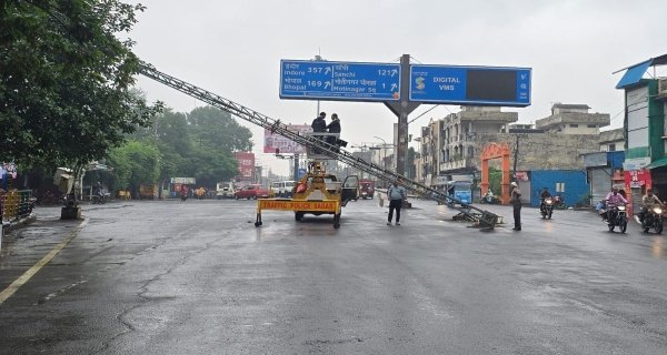 स्मार्ट सिटी का पोल तोड़कर भागा ट्रक, कैमरों की मदद से पुलिस ने किया ट्रेस
