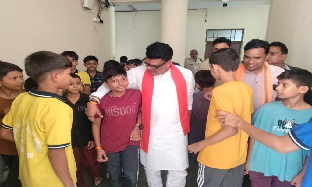 कैबिनेट मंत्री द्वारा बालक एवं बालिका एकलव्य आदर्श आवासीय विद्यालय आम्बुआ का निरीक्षण