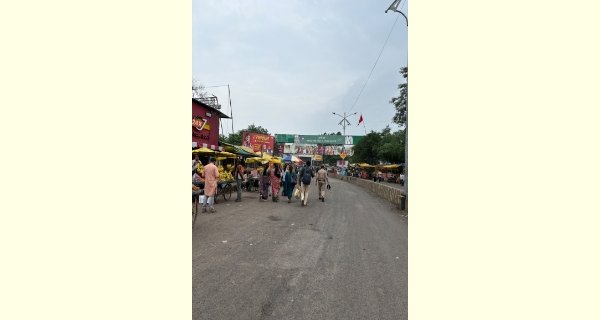 प्लेटफॉर्म के बाहर अतिक्रमण का राज, ठेले, टपरे वहीं सजे जहां रास्ता चाहिए