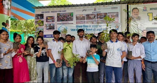शिक्षक दिवस पर पुस्तक के बदले पौधा अभियान शुरू