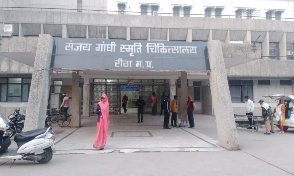 गर्भवती महिला की मौत के सात दिन बाद हटाए गए अधीक्षक