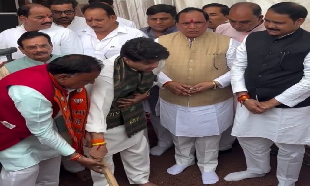 सिंधिया ने किया शिवपुरी भाजपा के नवीन भवन का भूमिपूजन
