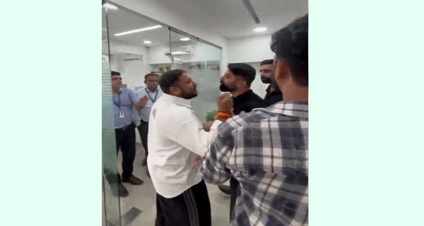 बैंक में कंपनी के दो पार्टनर भिड़े, विवाद का वीडियो वायरल