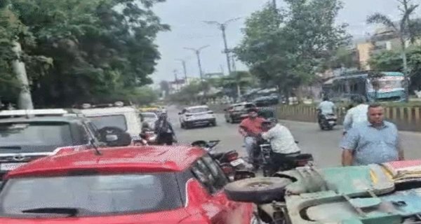 तेज रफ्तार कार ने ऑटो को मारी टक्कर, दो घायल