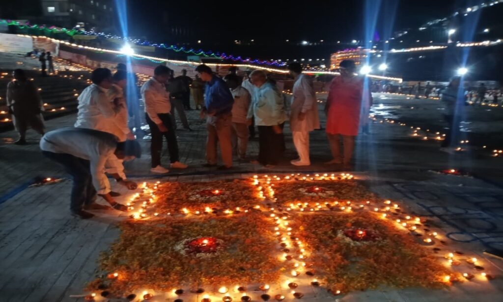 प्रधानमंत्री नरेंद्र मोदी के जन्मदिवस के अवसर पर नमामि नर्मदा संघ द्वारा ओंकारेश्वर में विशेष सेवा कार्यक्रम