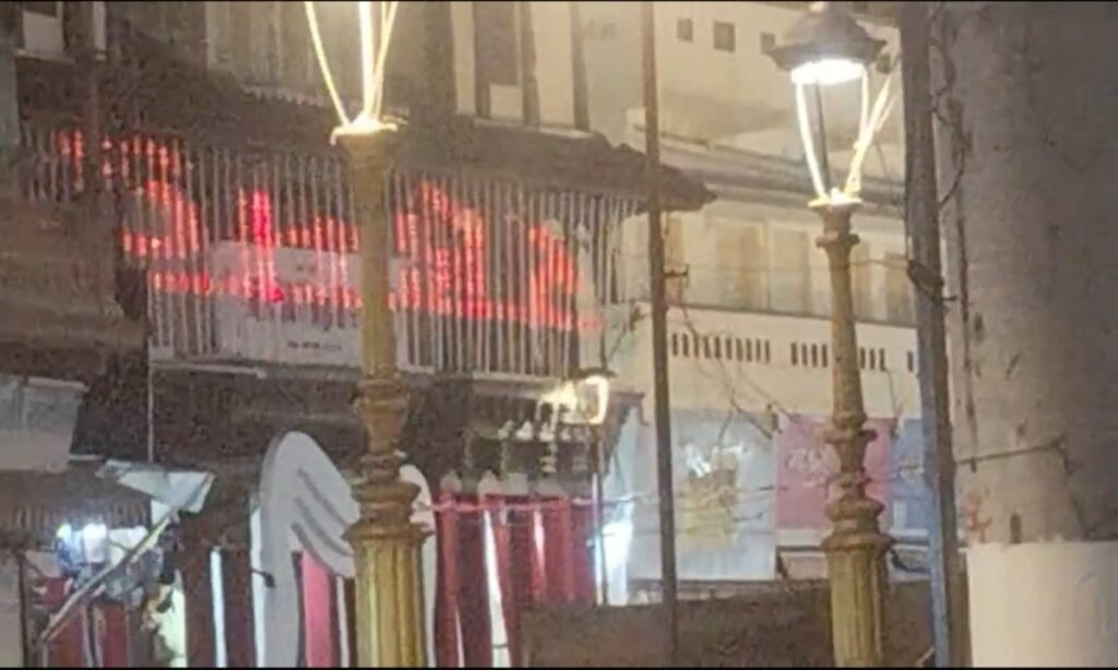 जन्माष्टमी पर मंदिर के बाहर स्क्रीन पर चलीं कुरान की आयतें