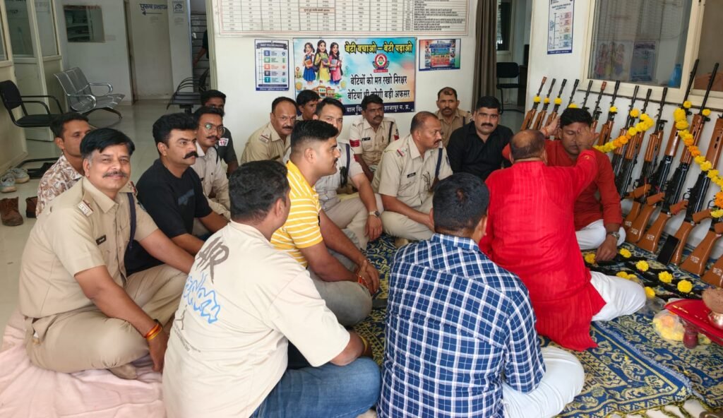 विजयादशमी पर्व पर मक्सी थाना परिसर में शस्त्रों की विधिवत पूजा