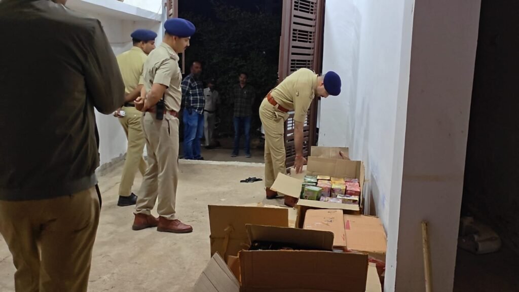 दो स्थानों से दस लाख की आतिशबाज़ी बरामद