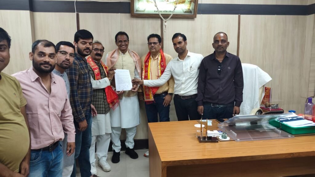 आकस्मिक कार्यभारित कर्मचारियों के मृतक आश्रितों को अनुकंपा नियुक्ति देने की मांग, शासन को सौंपा ज्ञापन