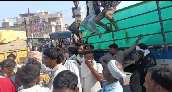 डबरा मंडी में किसानों का चक्का जाम