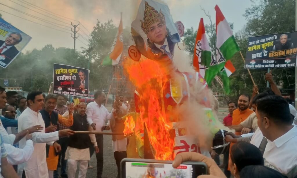 दशहरे पर कांग्रेस ने किया मुख्य चुनाव आयुक्त के पुतले का दहन