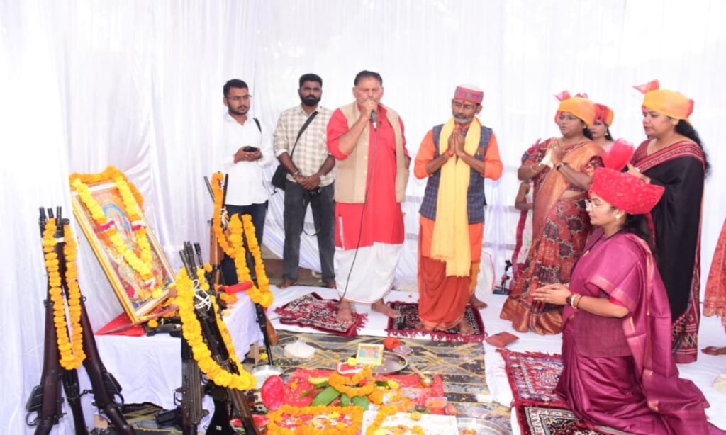 विजयादशमी पर राज्यमंत्री प्रतिमा बागरी ने पुलिस लाइन में किया शस्त्र पूजन