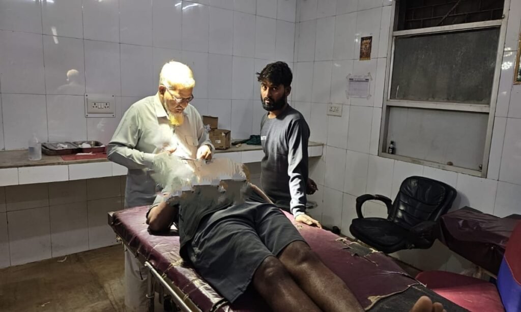 कार खड़े ट्रक से टकराई,तीन गम्भीर