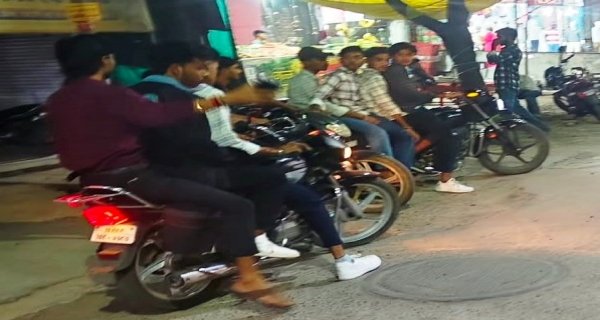 बेखौफ  बाइकर्स उड़ा रहे यातायात नियमो की धज्जियां