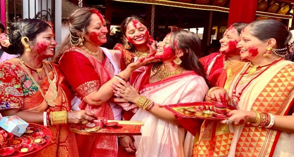 बंगाली क्लब में सिंदूर खेला, मां दुर्गा को दी विदाई