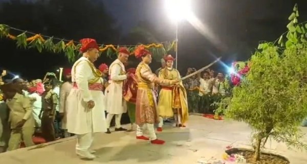 दशहरा पार्क में केंद्रीय मंत्री सिंधिया ने शमी पूजन किया, “राजसी पोशाक” में नजर आये, महल में रात में लगाया दरबार