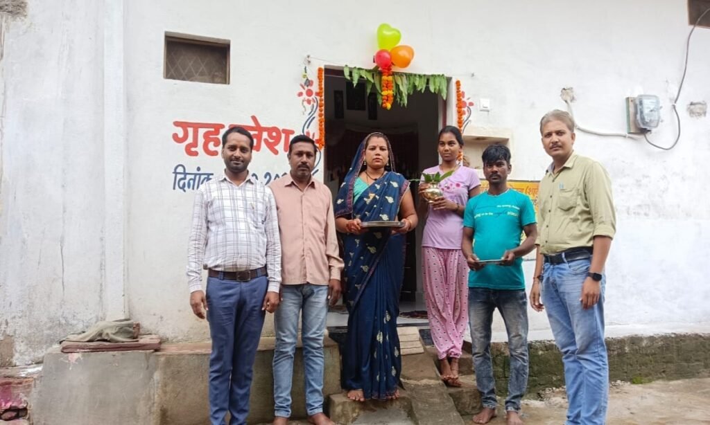 दर्जन भर परिवारों का हुआ गृह प्रवेश