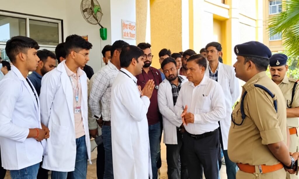 डीन पर हमले के विरोध में उतरे जूडा, आश्वासन पर हड़ताल खत्म