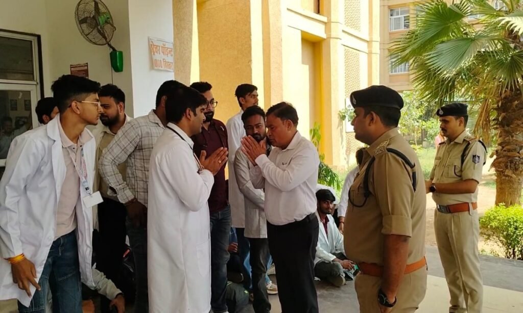 हड़ताली जूनियर डॉक्टर काम पर वापस लौटे