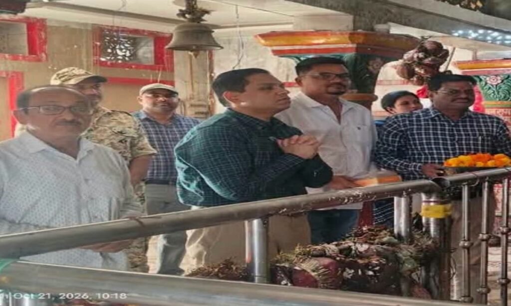 नवागत कलेक्टर अंकित अस्थाना ने पदभार ग्रहण से पूर्व प्राचीन हनुमान मंदिर वैढ़न में किए दर्शन